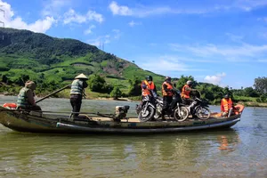 Nỗi lo an toàn trên những chuyến đò qua sông Trà Khúc