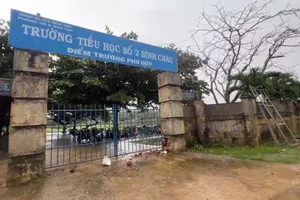 Sét đánh trúng cổng trường học, rất may không có người bị thương