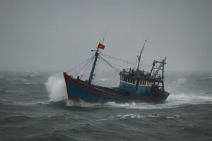 Một tàu cá Quảng Ngãi bị phá nước, nguy cơ chìm