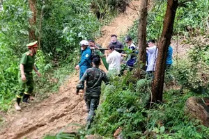 Quảng Ngãi: Khiêng võng, băng rừng đưa sản phụ nguy kịch đi cấp cứu
