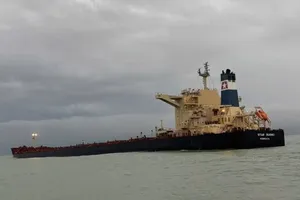 Tàu chở hơn 174.000 tấn quặng mắc cạn tại vùng biển Dung Quất, Quảng Ngãi