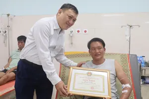 2 người hùng cứu người tại đặc khu Lý Sơn được Chủ tịch nước tặng huân chương