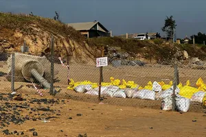 Gia cố khẩn cấp đoạn cáp ngầm 22kV bị trồi, ngăn nguy cơ mất an toàn điện