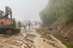 Khẩn trương khắc phục sạt lở đèo Violăk, Quảng Ngãi