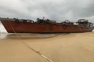 Tàu hàng mắc cạn trên vùng biển Quảng Ngãi