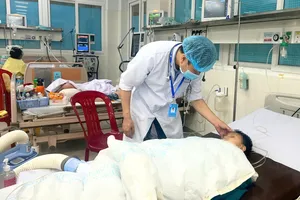 Một người đàn ông ôm 2 cháu nhỏ nhảy sông tự tử