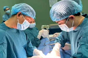 Quảng Ngãi: Lấy búi tóc nặng 0,5kg trong dạ dày bệnh nhi 6 tuổi