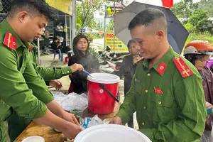 Nồi cháo yêu thương, điểm hẹn thứ 5 hằng tuần miền núi Tây Trà, Quảng Ngãi