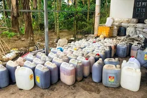 Lượng lớn dầu ăn, mỡ heo đã qua sử dụng được phát hiện tại sân nhà ông K. Ảnh: Công an xã Phước Giang