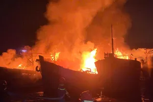 Cháy 4 tàu cá đang neo đậu vùng sông Trà Bồng