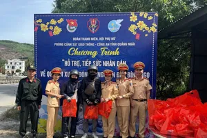 CSGT Quảng Ngãi tiếp nước, sữa, bánh ngọt tiếp sức người dân về quê đón tết