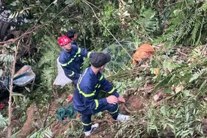 Tiếp cận vực sâu 200m, đưa nạn nhân tử vong trong vụ tai nạn lên bờ