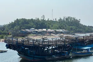 Hai tàu cá Quảng Ngãi hỏng máy, trôi dạt tự do