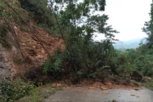 Quảng Ngãi: Khắc phục đường bị sạt lở do mưa lớn 