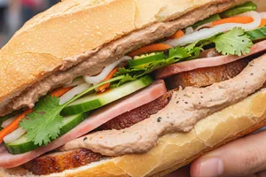 17 người nhập viện nghi ngộ độc thực phẩm sau khi ăn bánh mì