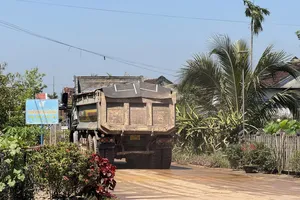 Bụi bặm mù mịt từ xe tải chở đất, người dân khổ sở