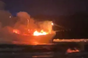 Tàu cá đang neo đậu bất ngờ bốc cháy