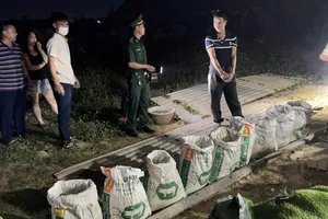 Lực lượng chức năng thu giữ tang vật tại hiện trường