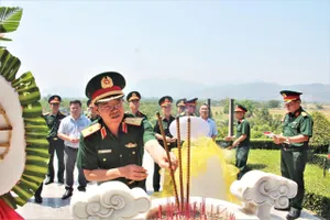Chính ủy Quân khu 5 dâng hương tại các địa chỉ đỏ trên tỉnh Quảng Ngãi