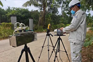 Lấy mẫu không khí xung quanh khu vực xảy ra vụ cháy bãi rác Nghĩa Kỳ