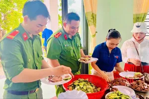 Nấu cơm, phát nước tiếp sức thí sinh thi tốt nghiệp THPT năm 2026 tại Quảng Ngãi