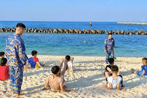 Lữ đoàn đặc công Hải quân 126 dạy bơi miễn phí cho trẻ em đặc khu Lý Sơn