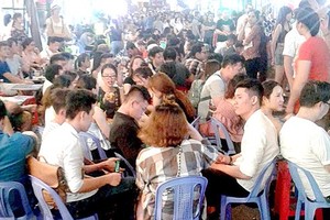 Many furniture stores occupy the pavement in Bui Vien street and there is no space for visitors (photo SGGP) 