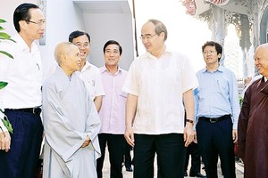 City Party Committee Secretary Nguyen Thien Nhan visits Thien Tinh Pagoda, District 2, Ho Chi Minh City in the afternoon of May 12th. (Photo: VIET DUNG) 