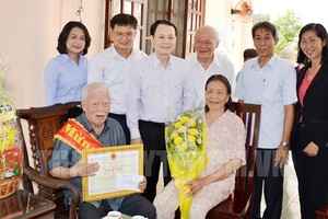 Chairman of the Inspection Committee of the HCMC Party Committee Nguyen Van Hieu congratulates Mr. Le Nam Phong.(Photo: hcmcpv)