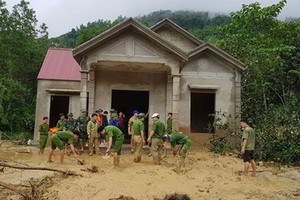 The police force helps people overcome the aftermath of floods. (Picture: DINH HỢP)