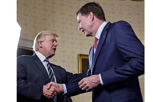 Tổng thống Donald Trump và ông James Comey  trong một cuộc gặp vào năm 2017  
