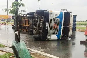 Xe container ôm cua lật chắn ngang đường ở Khu Công nghệ cao TPHCM.