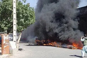 Quả bom phát nổ trong một bãi đậu xe cạnh nhà thờ Jama Masjid ở TP Herat, Afghanistan, ngày 6-6-2017. Ảnh: Twitter