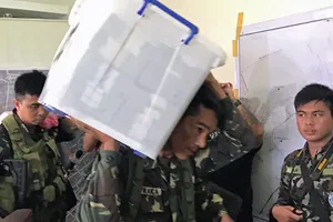 Binh sĩ mang thùng chứa 52,2 triệu peso (1,06 triệu USD) phát hiện trong tầng hầm một ngôi nhà phiến quân Maute chiếm ở TP Marawi, Philippines, ngày 6-6-2017. Ảnh: REUTERS