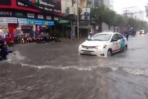 Đường Sư Vạn Hạnh (quận 10), bị ngập sâu sau cơn mưa lớn chiều 10-6. Ảnh: Quang Khoa