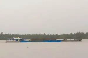 Sà lan chở cát trên sông Hàm Luông. Ảnh: BÌNH KHÁNH