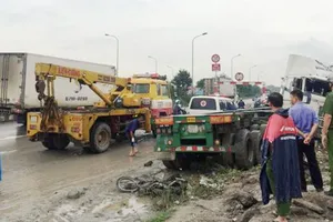 Chiếc xe máy bị xe container cán dập nát.