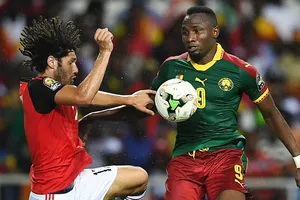 Tiền đạo Jacques Zoua (phải, Cameroon) trong trận chung kết CAN 2017 với Ai Cập.