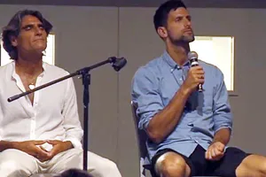 Pepe Imaz (trái) và Novak Djokovic trong một buổi nói chuyện mang tính tâm linh và huyền bí.