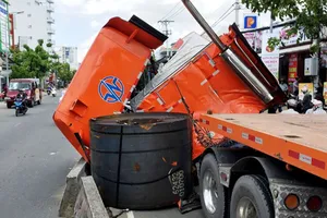 Một xe đầu kéo chở thép cuộn quá tải, không buộc cột cẩn thận làm thép rơi xuống đường khi lưu thông  trên đường Huỳnh Tấn Phát (quận 7, TPHCM)