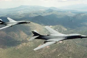  Hai máy bay ném bom B-1B Lancer của Mỹ. Ảnh: Không quân Mỹ