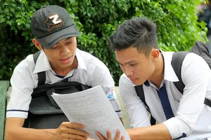 Thí sinh tại Hội đồng thi Trường Lương Văn Can, quận 8, TPHCM trao đổi sau khi thi môn Toán chiều 22-6-2017. Ảnh: HOÀNG HÙNG