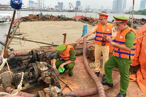 Bó tay với “cát tặc”?