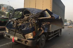 2 xe tải va chạm, tài xế mắc kẹt trong cabin tử vong 