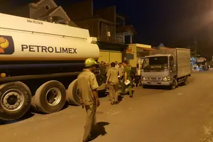 Triệt phá đường dây rút ruột xăng dầu với số lượng lớn ở TPHCM