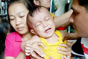 Con 17 tháng tuổi ung thư máu, vợ chồng nghèo bế tắc