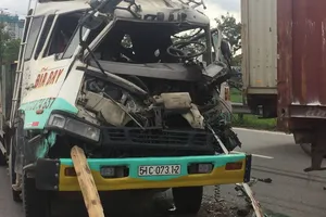 Va chạm liên hoàn, người dân dùng xà beng cứu tài xế mắc kẹt trong cabin