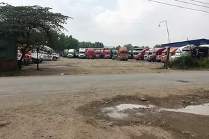 Nhức nhối bãi xe container trong khu dân cư