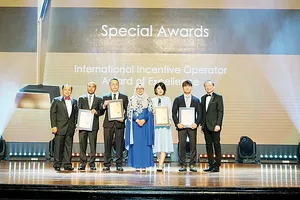 Tổng Giám đốc Công ty Du lịch và Sự kiện Việt - VIETTOURS, ông Lưu Đình Phục (thứ ba từ trái qua) nhận Cúp giải thưởng rAWr Awards 2017 do Cục Xúc tiến và Hội nghị Malaysia (MyCEB) trao tặng ​