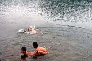 Tắm ao, 3 cháu bé chết đuối thương tâm